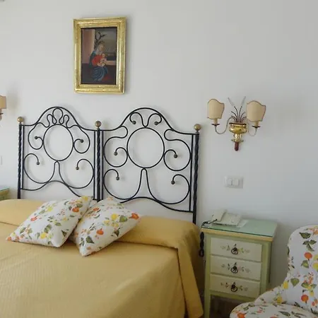 Mora Giardini Naxos