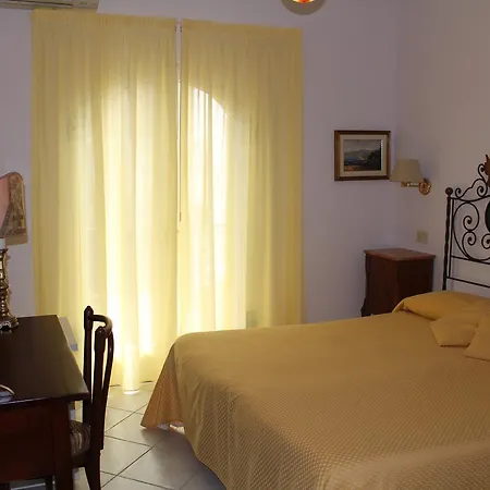 Mora Giardini-Naxos