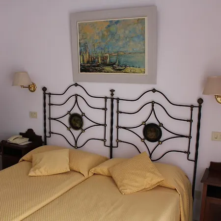 Mora Hotel 2*